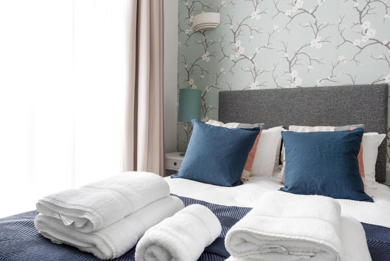 Habitación con cama grande