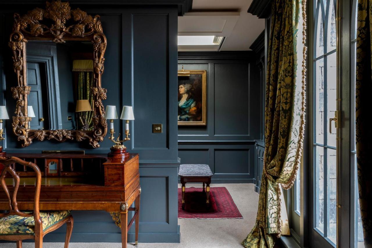Suite com Sala de Estar e Varanda