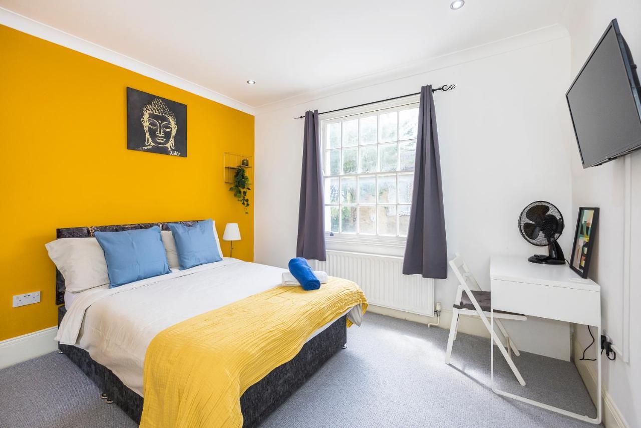 Quarto com Cama Queen-size e Banheiro Compartilhado