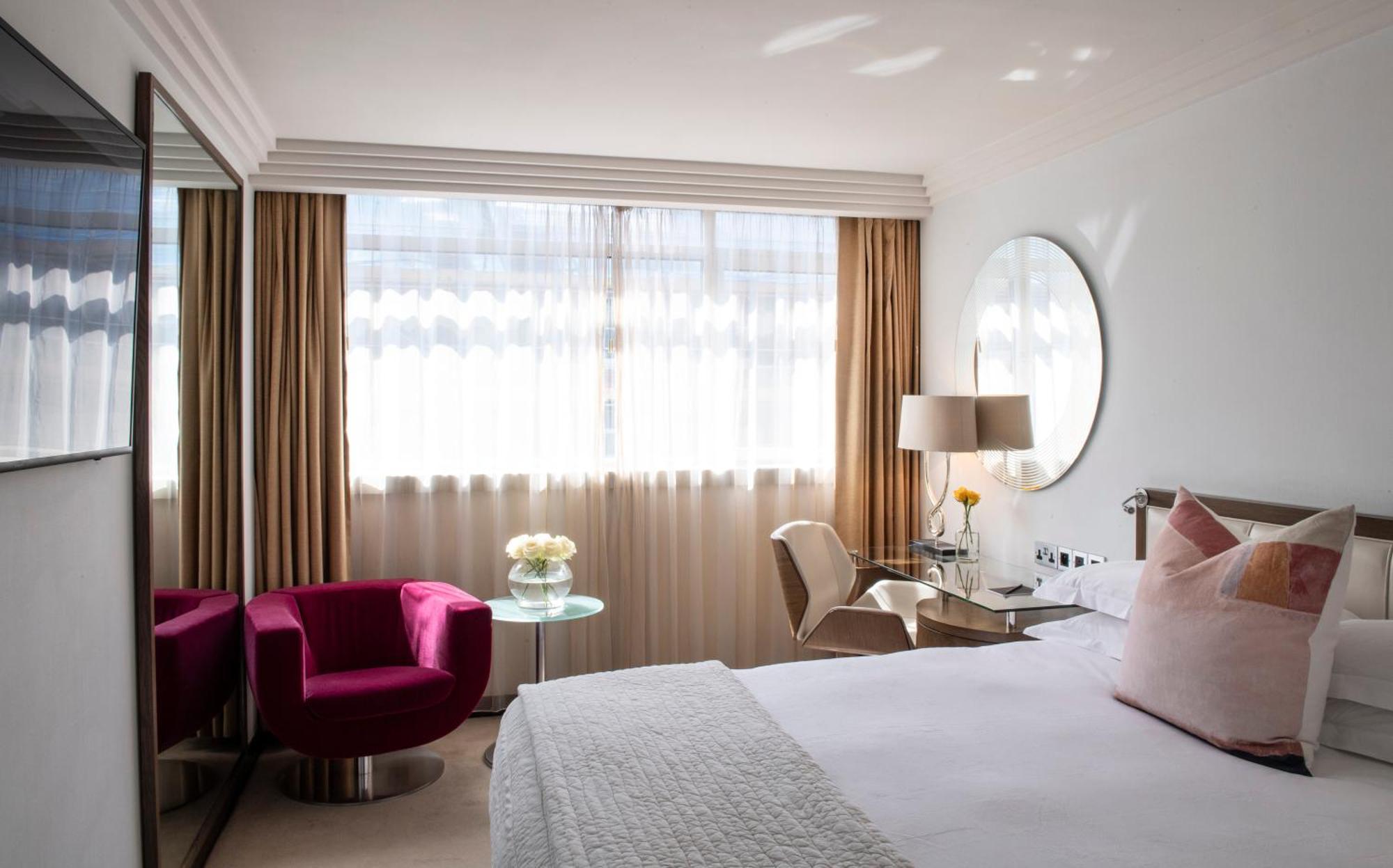 Habitación con cama grande