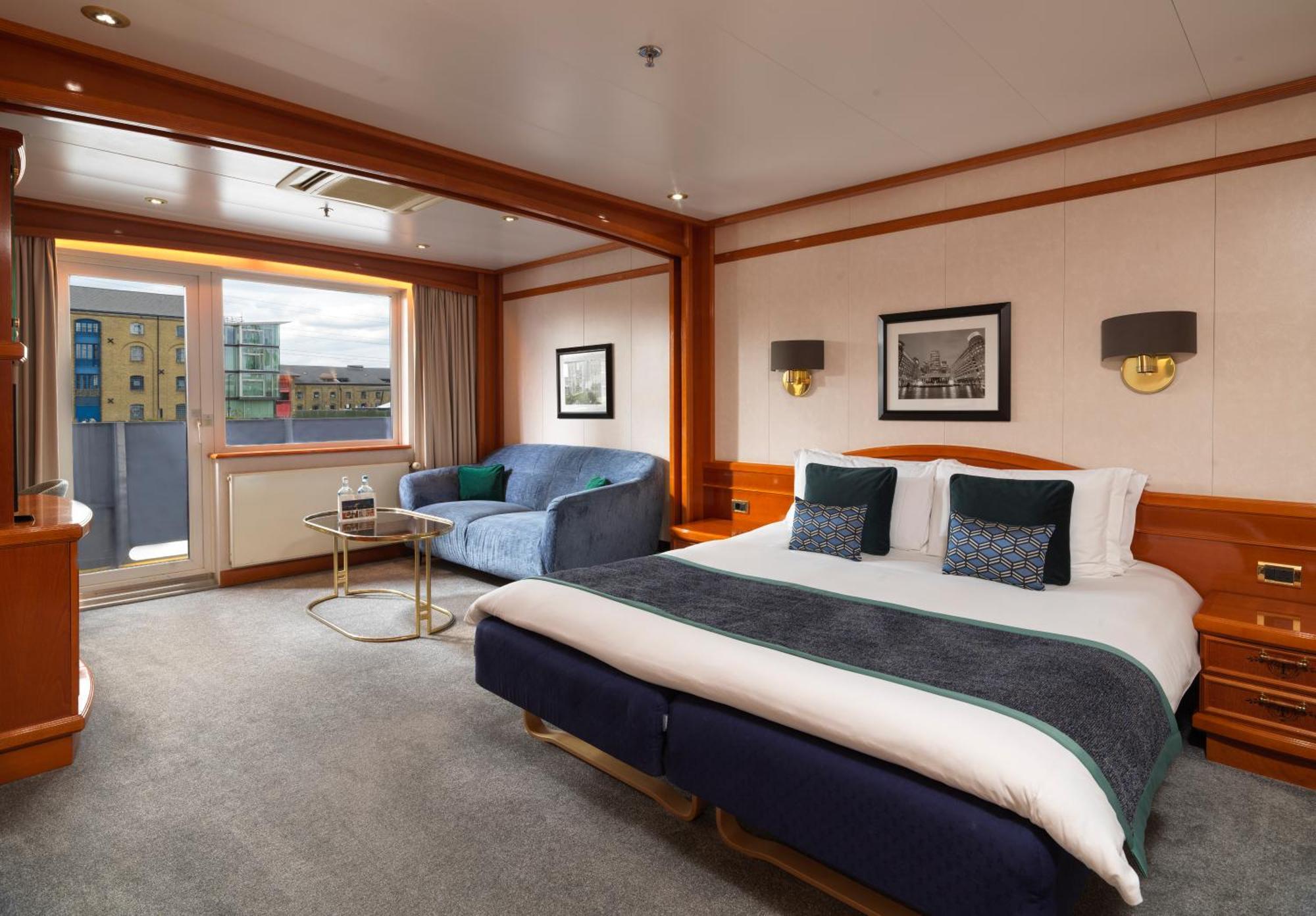 Executive Zimmer mit Kingsize-Bett und Aussicht auf den Hafen