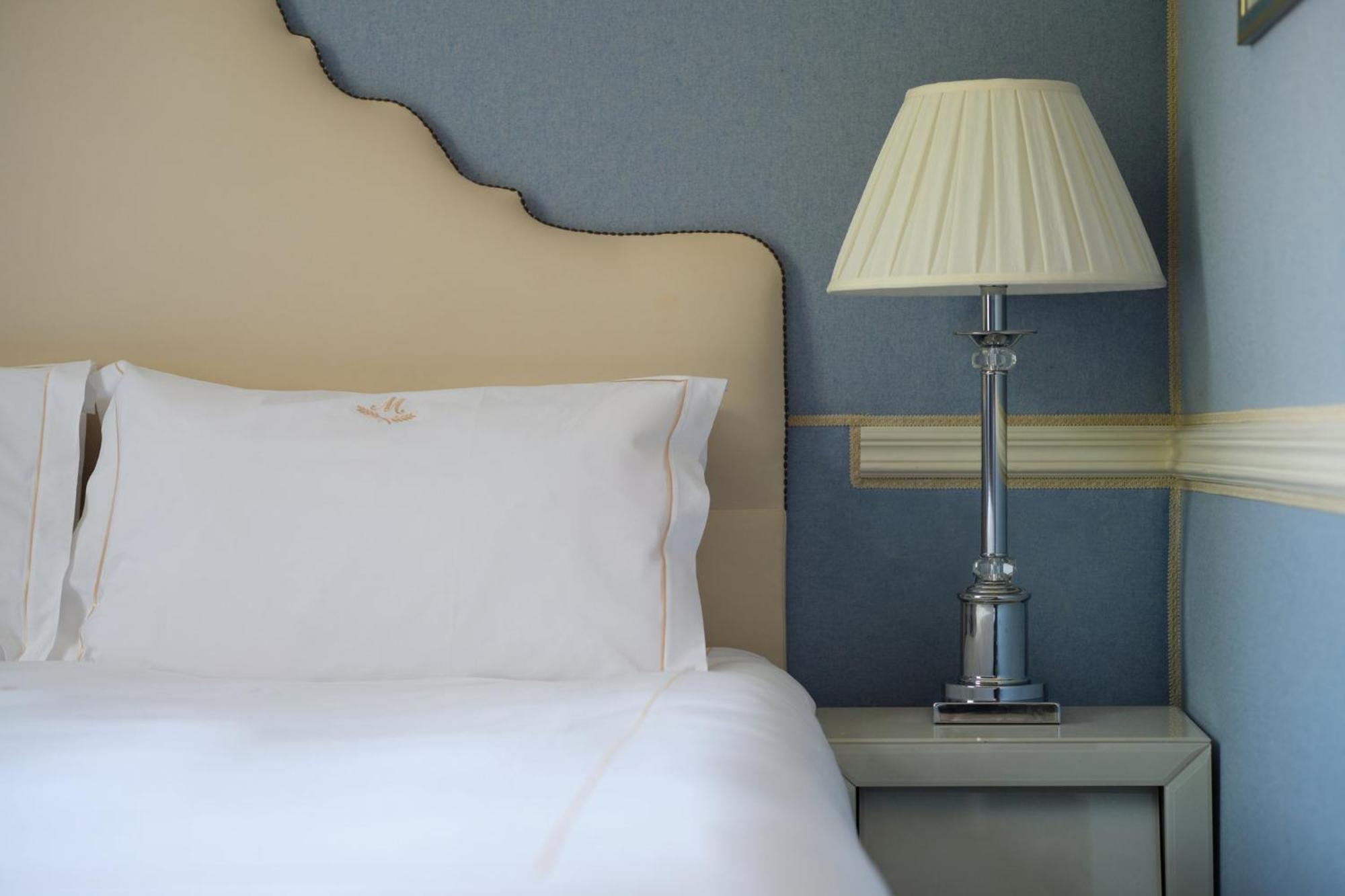 Quarto com Cama King-size e Vista do Jardim