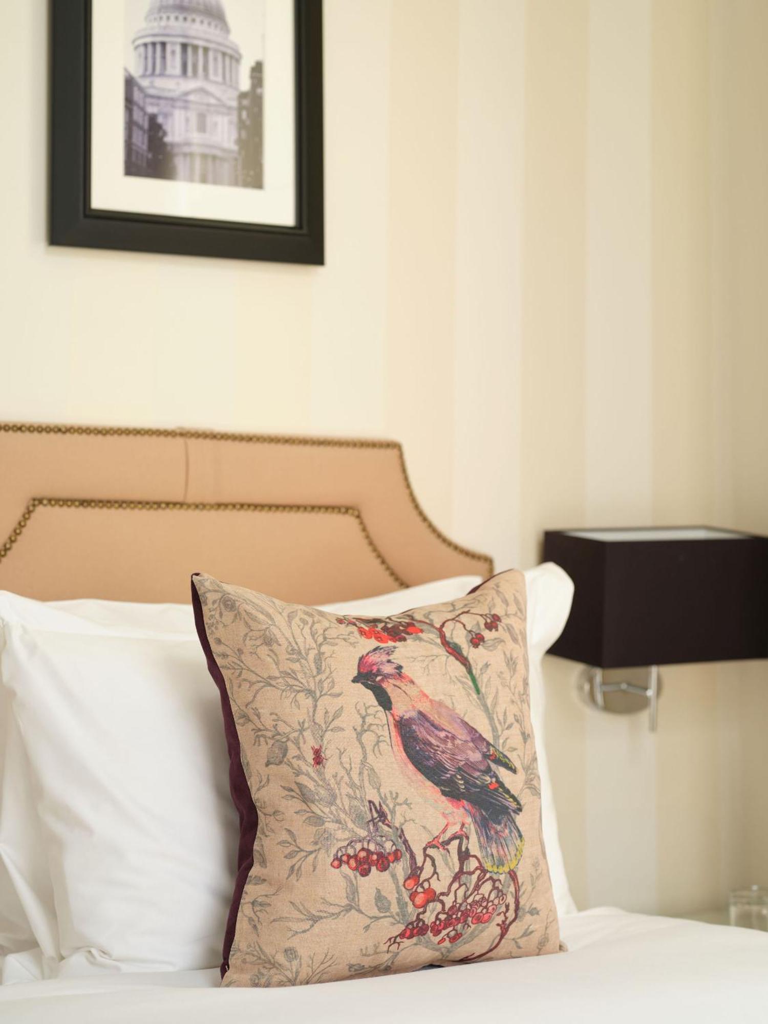 Guest room classic style Twin or Single Beds