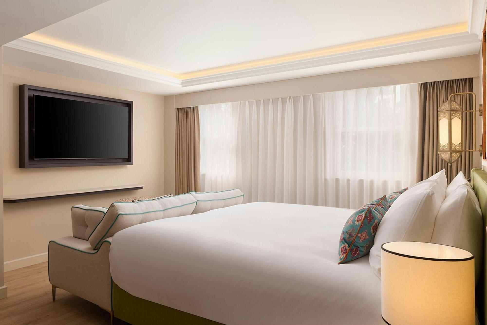 Superior King Room City View