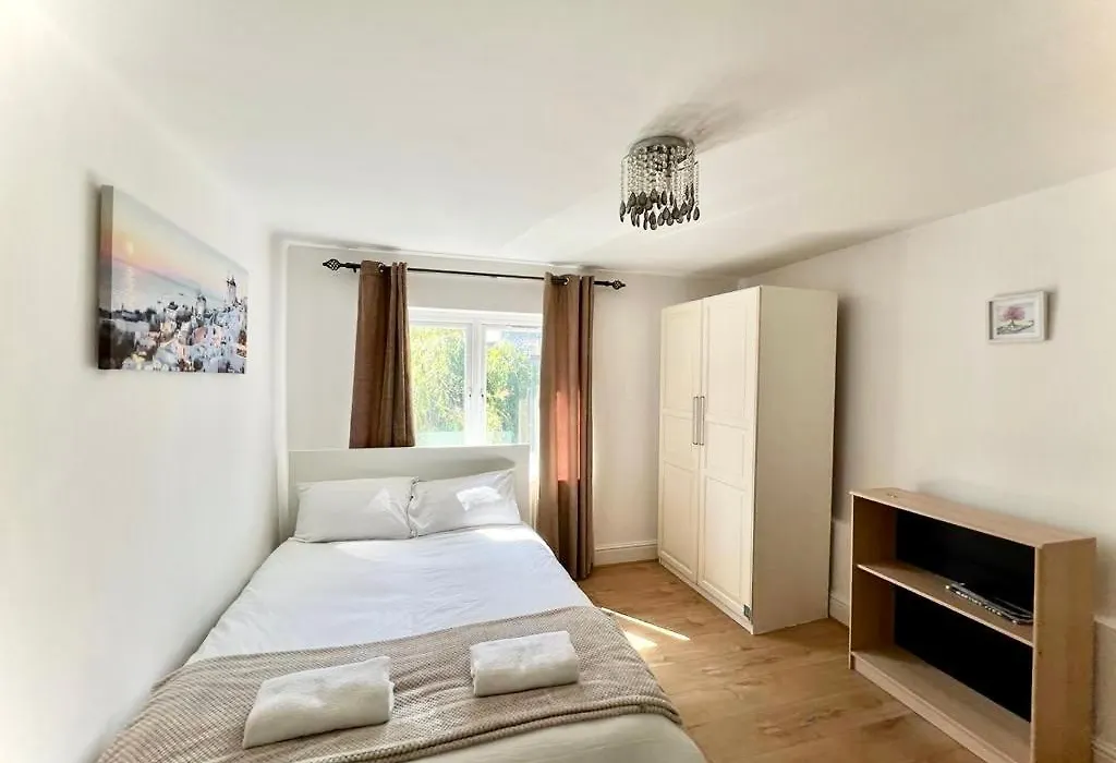 Canary Wharf Holiday Rooms-1