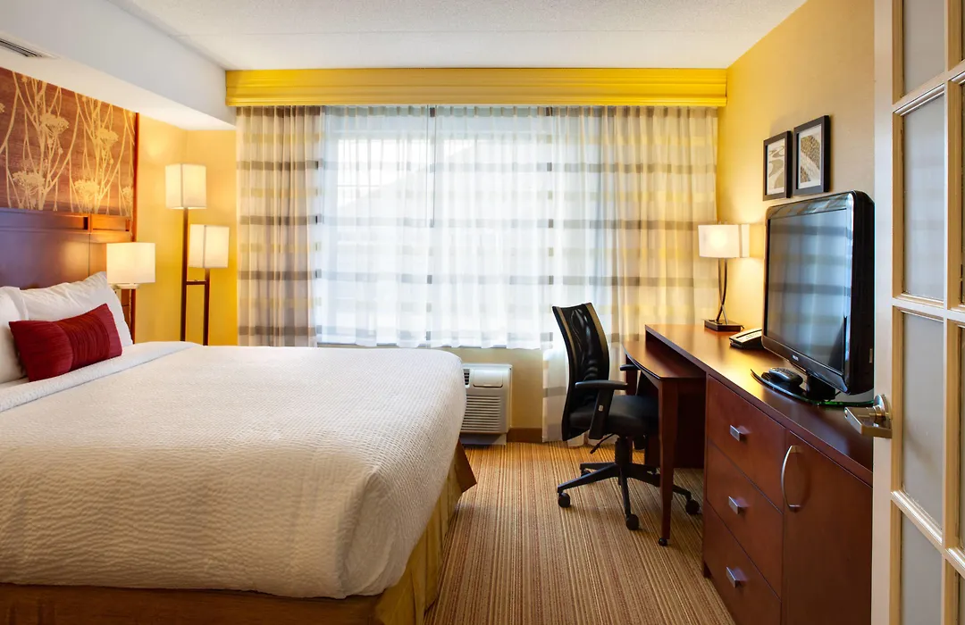 Courtyard By Marriott London-1
