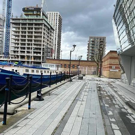 Canary Wharf Holiday Rooms-3