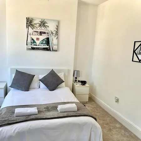 Canary Wharf Holiday Rooms-2